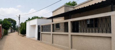 Casa tipo 3 com barraca a beira da rua.