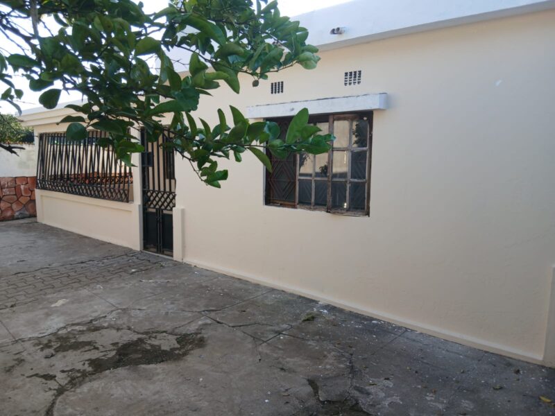 Arrendo e vendo está excelente residência localidade no bairro da Maxava 15 a 3 minutos da estrada, com excelentes vias de acesso. Casa tipo 3 uma suíte varandas espaço para carros e lazer. Tem uma dependência tipo 1 sala cozinha WC varanda.
