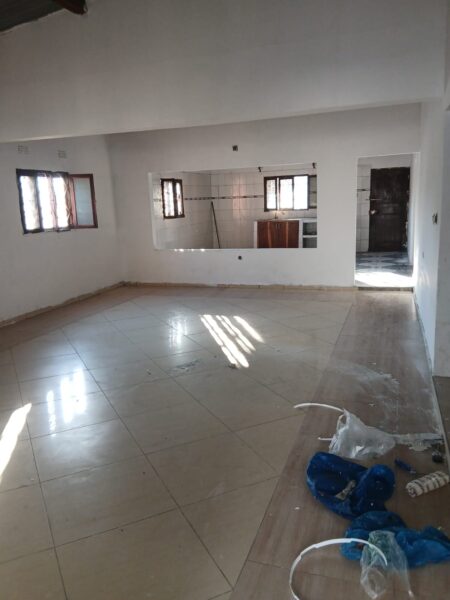 Arrendo e vendo está excelente residência localidade no bairro da Maxava 15 a 3 minutos da estrada, com excelentes vias de acesso. Casa tipo 3 uma suíte varandas espaço para carros e lazer. Tem uma dependência tipo 1 sala cozinha WC varanda.