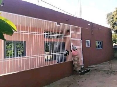 ALUGA-SE ESTA CASA NO BAIRRO 4