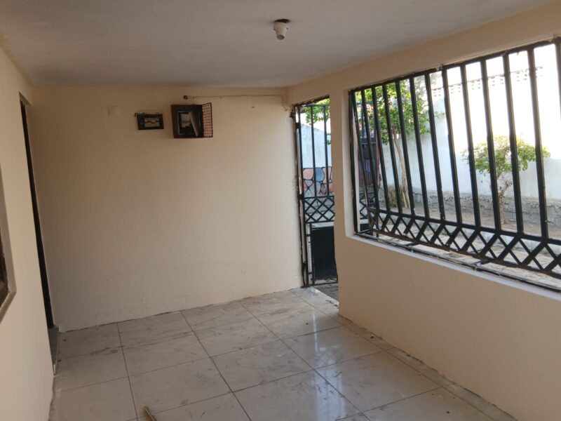 Arrendo e vendo está excelente residência localidade no bairro da Maxava 15 a 3 minutos da estrada, com excelentes vias de acesso. Casa tipo 3 uma suíte varandas espaço para carros e lazer. Tem uma dependência tipo 1 sala cozinha WC varanda.