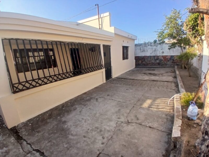 Arrendo e vendo está excelente residência localidade no bairro da Maxava 15 a 3 minutos da estrada, com excelentes vias de acesso. Casa tipo 3 uma suíte varandas espaço para carros e lazer. Tem uma dependência tipo 1 sala cozinha WC varanda.