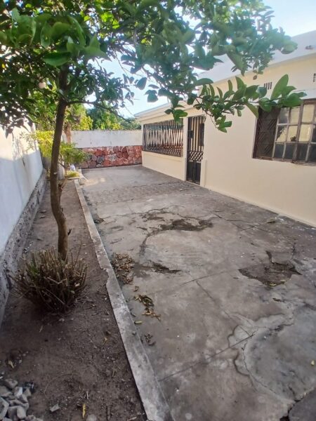 Arrendo e vendo está excelente residência localidade no bairro da Maxava 15 a 3 minutos da estrada, com excelentes vias de acesso. Casa tipo 3 uma suíte varandas espaço para carros e lazer. Tem uma dependência tipo 1 sala cozinha WC varanda.