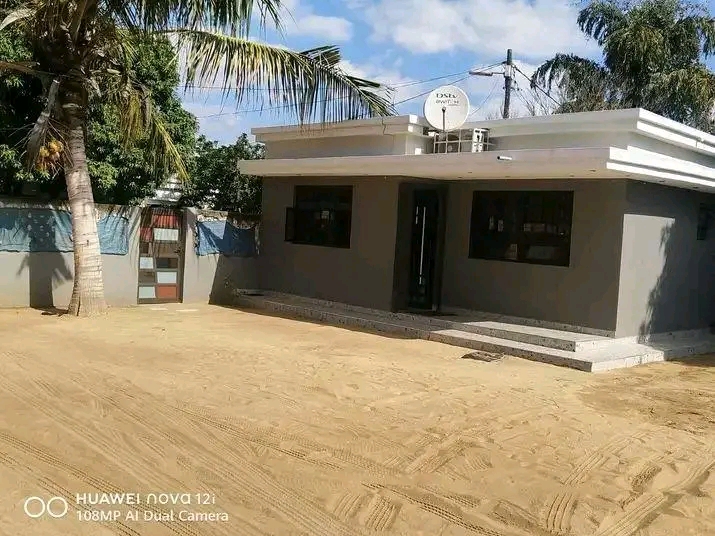 Arrenda-se casa Tipo1 climatizada no condomínio de duas casas entre Inquilinos Zimpeto cruzamento de Matendene