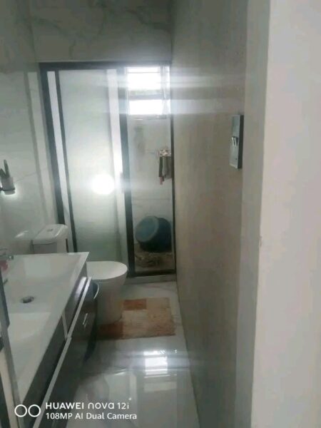 Arrenda-se casa Tipo1 climatizada no condomínio de duas casas entre Inquilinos Zimpeto cruzamento de Matendene