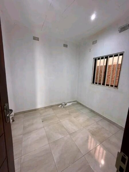 Arrendo Casa T2 em condomínio Matola Tsalala desvio da Tricamo a 5min da Paragem Pneus