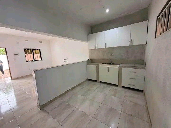 Arrendo Casa T2 em condomínio Matola Tsalala desvio da Tricamo a 5min da Paragem Pneus