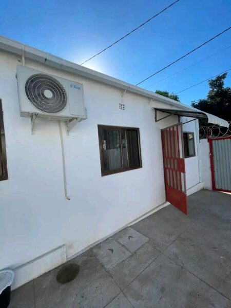 ARRENDA-SE CASA T1 COM TECTO FALSO CLIMATIZADA NUM COMDOMINIO EM LAULANE TERMINAL BOMBAS BOMBAS PAGA LOGO RUA DA LINHA.