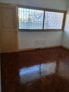 Arrenda se uma tipo 2. Bairro do alto mae. No prédio andar prédio médio. Toda ela bem espaçosa.