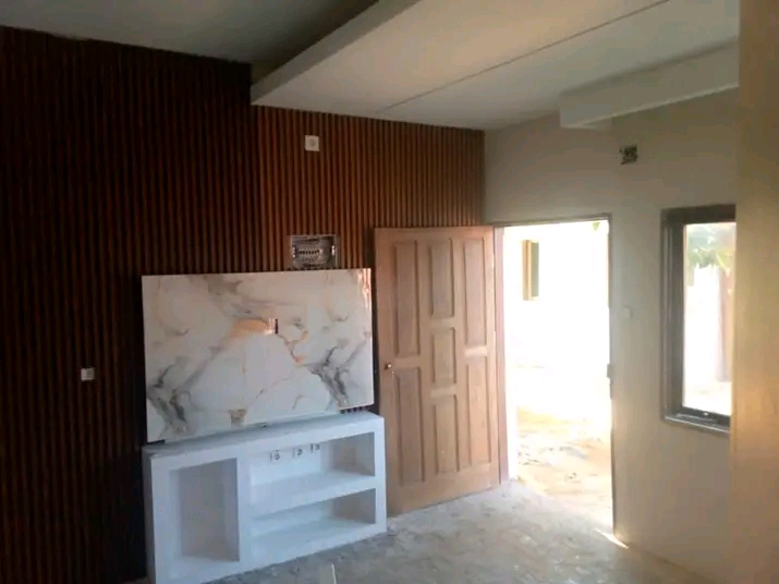 ARRENDA SE EXCELENTE CASA TIPO-1 PEQUENA NO BAIRRO DE LAULANE PRÓXIMO A FAZENDA NUM CONDOMÍNIO NOVO*