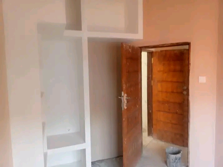 ARRENDA SE EXCELENTE CASA TIPO-1 PEQUENA NO BAIRRO DE LAULANE PRÓXIMO A FAZENDA NUM CONDOMÍNIO NOVO*