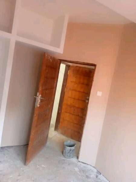 ARRENDA SE EXCELENTE CASA TIPO-1 PEQUENA NO BAIRRO DE LAULANE PRÓXIMO A FAZENDA NUM CONDOMÍNIO NOVO*