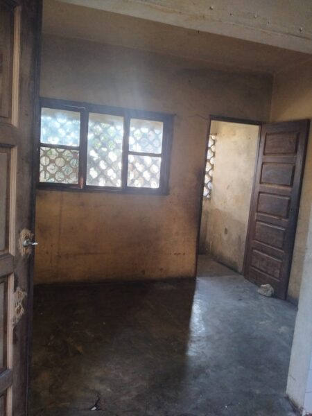 Arrenda-se casa tipo 1(Quarto e sala)