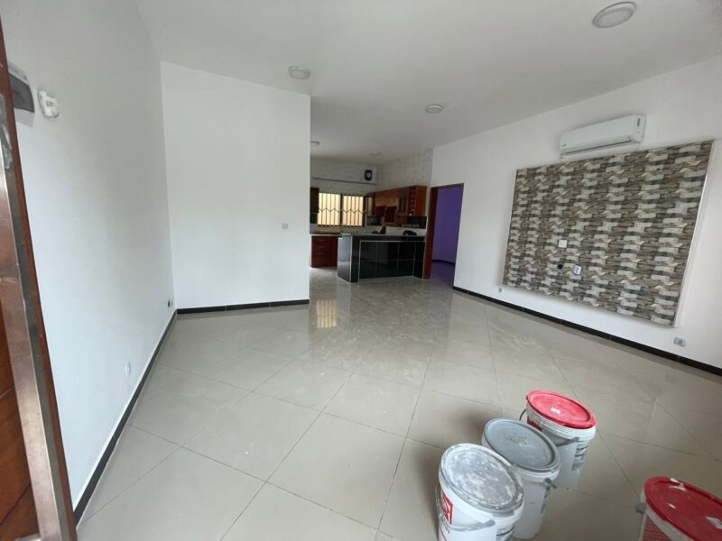 ARRENDA-SE CASA TIPO3 INDEPENDENTE BAIRRO DA T3