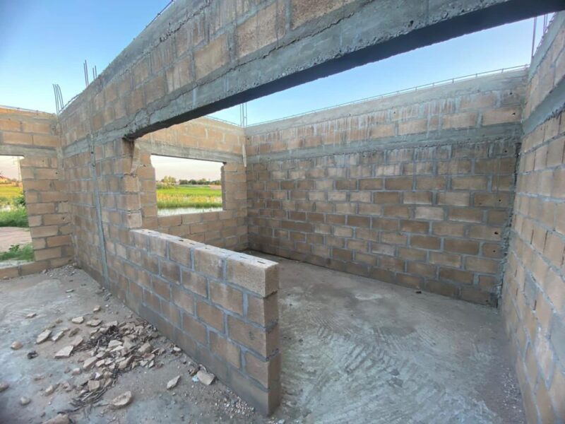 Vende se uma obra inacabada tipo 2 com cozinha open space e wc dentro, num espaço de 15/30. Localização: Matola rio KM16, pra quem vai a Jonasse, 25 minutos da paragem km16 e 2 minutos da paragem ferragem