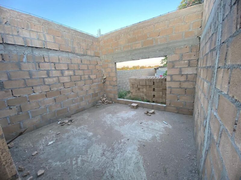 Vende se uma obra inacabada tipo 2 com cozinha open space e wc dentro, num espaço de 15/30. Localização: Matola rio KM16, pra quem vai a Jonasse, 25 minutos da paragem km16 e 2 minutos da paragem ferragem