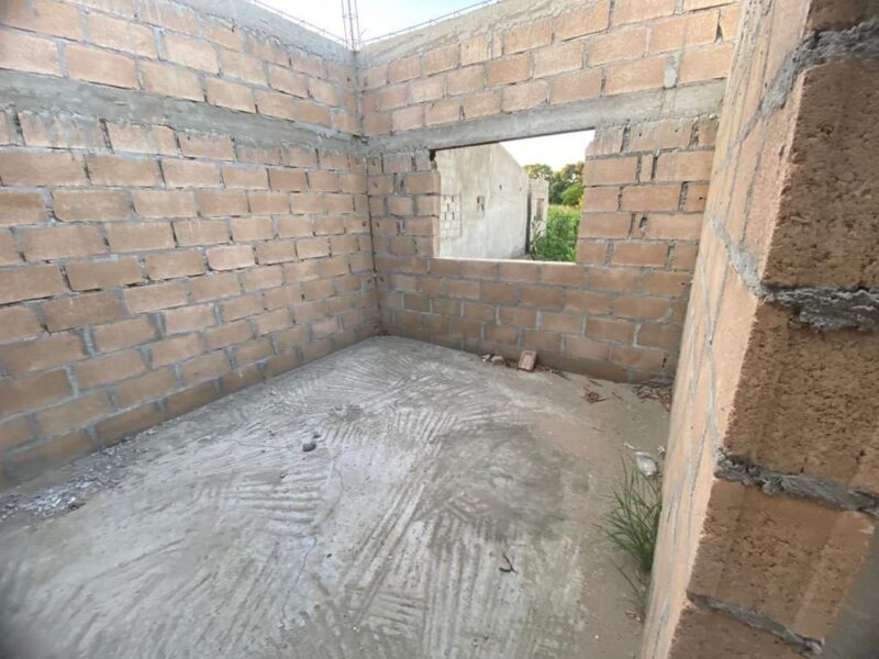 Vende se uma obra inacabada tipo 2 com cozinha open space e wc dentro, num espaço de 15/30. Localização: Matola rio KM16, pra quem vai a Jonasse, 25 minutos da paragem km16 e 2 minutos da paragem ferragem