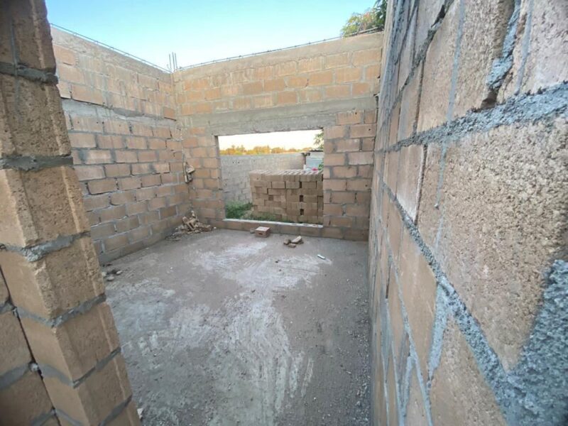 Vende se uma obra inacabada tipo 2 com cozinha open space e wc dentro, num espaço de 15/30. Localização: Matola rio KM16, pra quem vai a Jonasse, 25 minutos da paragem km16 e 2 minutos da paragem ferragem