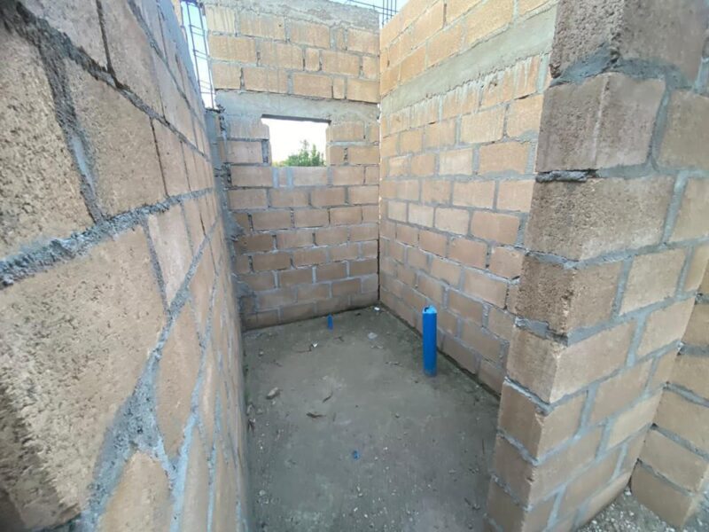 Vende se uma obra inacabada tipo 2 com cozinha open space e wc dentro, num espaço de 15/30. Localização: Matola rio KM16, pra quem vai a Jonasse, 25 minutos da paragem km16 e 2 minutos da paragem ferragem