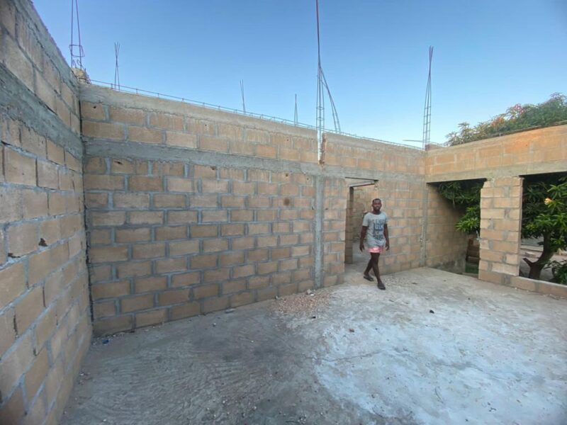 Vende se uma obra inacabada tipo 2 com cozinha open space e wc dentro, num espaço de 15/30. Localização: Matola rio KM16, pra quem vai a Jonasse, 25 minutos da paragem km16 e 2 minutos da paragem ferragem