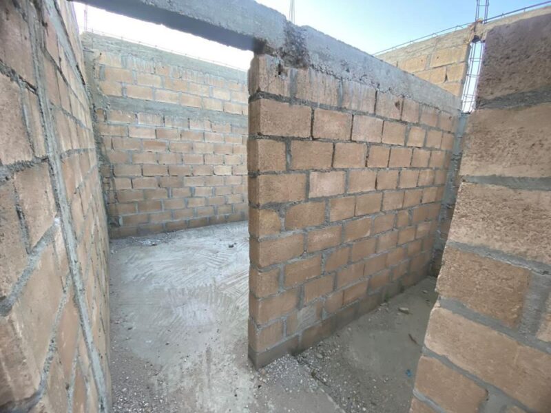 Vende se uma obra inacabada tipo 2 com cozinha open space e wc dentro, num espaço de 15/30. Localização: Matola rio KM16, pra quem vai a Jonasse, 25 minutos da paragem km16 e 2 minutos da paragem ferragem