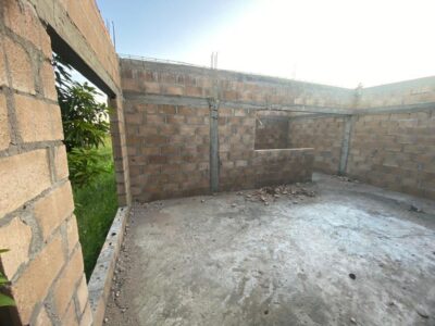 Vende se uma obra inacabada tipo 2 com cozinha open space e wc dentro, num espaço de 15/30. Localização: Matola rio KM16, pra quem vai a Jonasse, 25 minutos da paragem km16 e 2 minutos da paragem ferragem