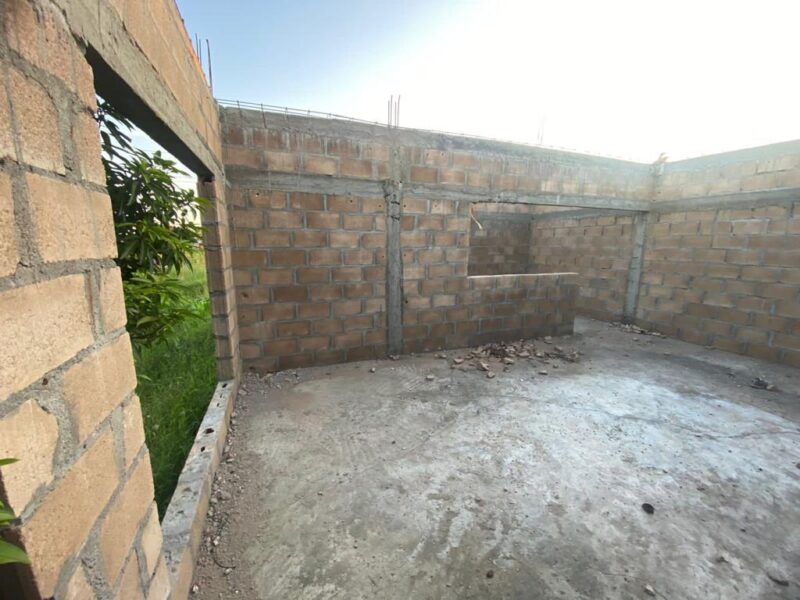Vende se uma obra inacabada tipo 2 com cozinha open space e wc dentro, num espaço de 15/30. Localização: Matola rio KM16, pra quem vai a Jonasse, 25 minutos da paragem km16 e 2 minutos da paragem ferragem