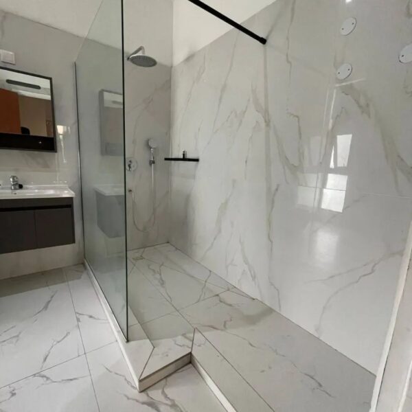*ARRENDA-SE LINDA CASA TP-2 NA MATOLA MOZAL DENTRO DE CONDOMÍNIO ORGANIZADO* ☎️CALL/WHATSAPP : 844437610 📌 *PARAGEM INSTITUTO E. GUEBUZA* *Próximo a Estrada 🛣️* Com Mobília `💰30.000 MZN` Sem Mobília *💰 25.000 MZN*