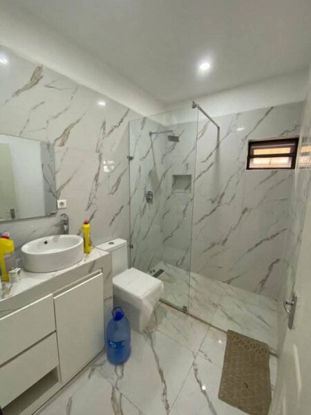*ARRENDA-SE LINDA CASA TP-2 NA MATOLA MOZAL DENTRO DE CONDOMÍNIO ORGANIZADO* ☎️CALL/WHATSAPP : 844437610 📌 *PARAGEM INSTITUTO E. GUEBUZA* *Próximo a Estrada 🛣️* Com Mobília `💰30.000 MZN` Sem Mobília *💰 25.000 MZN*