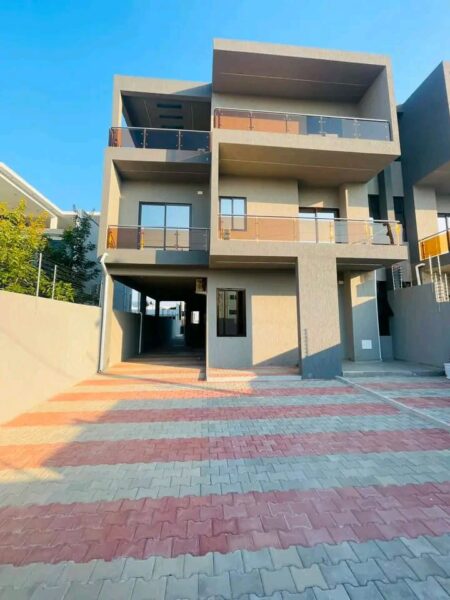 Vende- se linda moradia duplex tipo 6 -na Costa do sol Mapulene* ☎️CALL/WHATSAPP