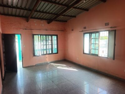 🏠 ARRENDA-SE CASA TIPO 3 🏠 📍 Bairro Patrice Lumumba, Paragem Madeira, depois da Rua U, sentido São Damaso. 💰 Renda: 8.500 MT ✅ Sala XXL ✅ Cozinha interna ✅ WC interna ✅ Água 24h ✅ 1 minuto da estrada alcatroada 💵 Prestação de serviço: 350 MT