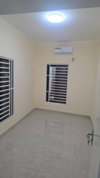 ARRENDA-SE T2 COM TUDO DENTRO NO CONDOMÍNIO 0 SEGUNDO DA ESTRADA