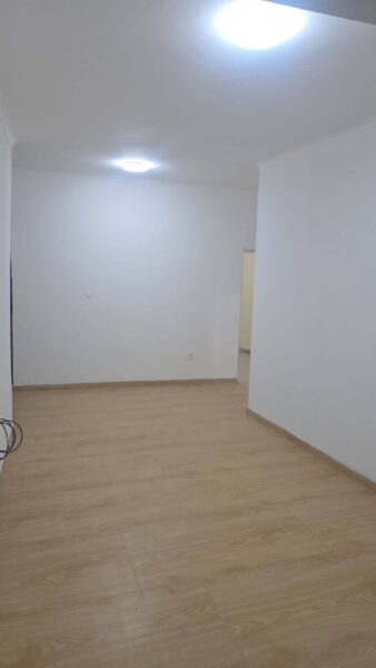 ARRENDA-SE T2 COM TUDO DENTRO NO CONDOMÍNIO 0 SEGUNDO DA ESTRADA