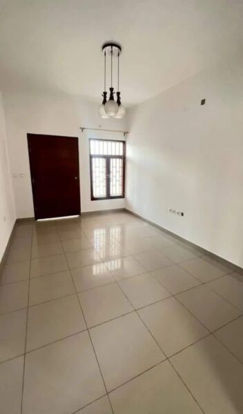 ARRENDA SE EXCELENTE CASA TIPO 2 PLACA