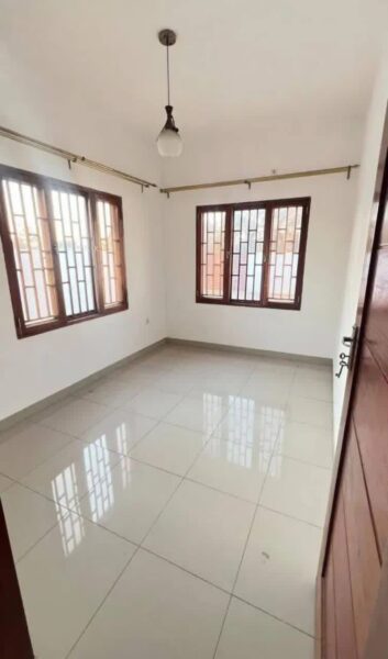 ARRENDA SE EXCELENTE CASA TIPO 2 PLACA