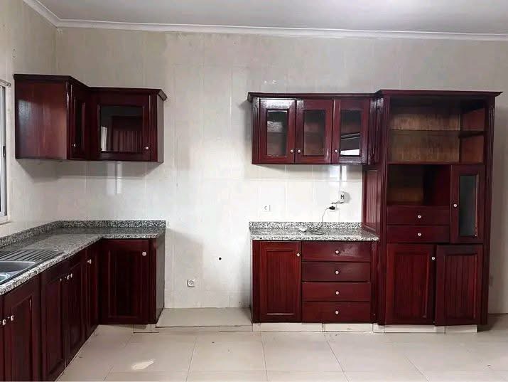 ARRENDA-SE EM beira Estoril*🇲🇿 Esta casa tipo 2 no centro da cidade da beira