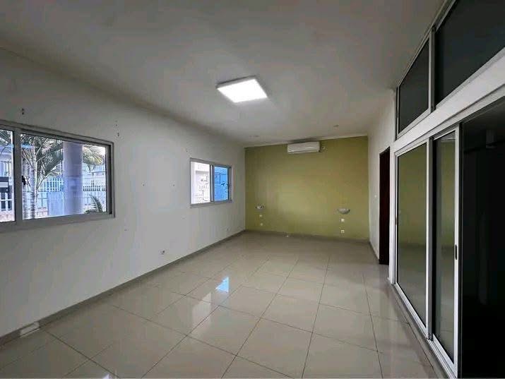 ARRENDA-SE EM beira Estoril*🇲🇿 Esta casa tipo 2 no centro da cidade da beira