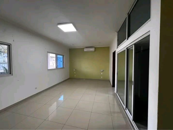 ARRENDA-SE EM beira Estoril*🇲🇿 Esta casa tipo 2 no centro da cidade da beira