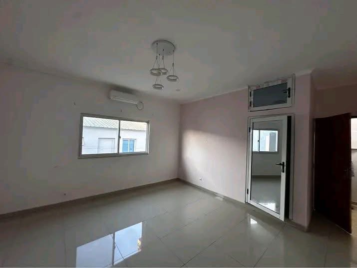 ARRENDA-SE EM beira Estoril*🇲🇿 Esta casa tipo 2 no centro da cidade da beira