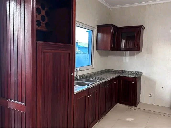 ARRENDA-SE EM beira Estoril*🇲🇿 Esta casa tipo 2 no centro da cidade da beira