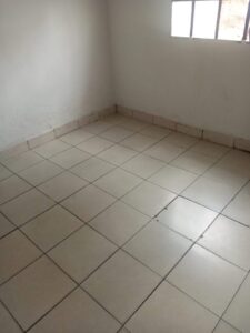 🏡🇲🇿 Arrenda-se Belíssima Casa T1 no Bairro de Laulane 📍 Localizada a apenas 2 minutos do Mercado de Laulane.