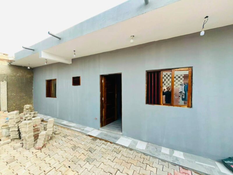 🏡 PARA ARRENDAR ✨ EXCELENTE CASA TIPO 1 PLACA COM TUDO DENTRO EM CONDOMÍNIO 📍 Localização: Zimpeto – 5 min da paragem Fim da Rede DETALHES: 🛏️ 1 Quarto 🛋️ Sala espaçosa 🏠 Open Space 🚿 WC interna limpa 🌳 Quintal pavimentado com pavê 💧 Furo de águ