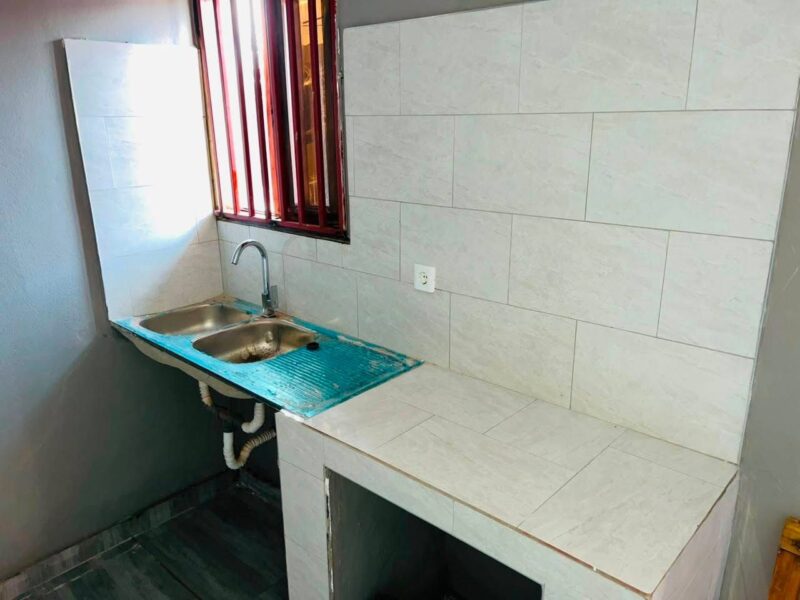 🏡 PARA ARRENDAR ✨ EXCELENTE CASA TIPO 1 PLACA COM TUDO DENTRO EM CONDOMÍNIO 📍 Localização: Zimpeto – 5 min da paragem Fim da Rede DETALHES: 🛏️ 1 Quarto 🛋️ Sala espaçosa 🏠 Open Space 🚿 WC interna limpa 🌳 Quintal pavimentado com pavê 💧 Furo de águ