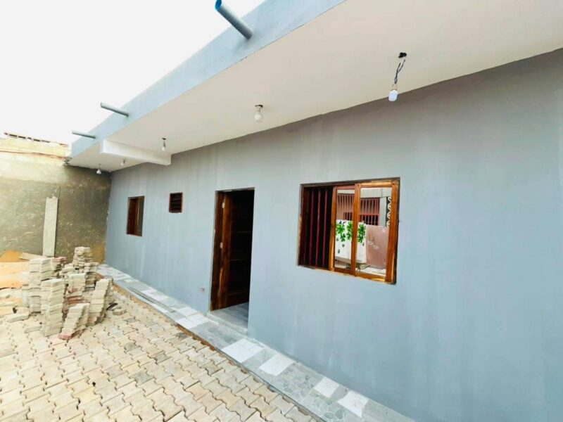 🏡 PARA ARRENDAR ✨ EXCELENTE CASA TIPO 1 PLACA COM TUDO DENTRO EM CONDOMÍNIO 📍 Localização: Zimpeto – 5 min da paragem Fim da Rede DETALHES: 🛏️ 1 Quarto 🛋️ Sala espaçosa 🏠 Open Space 🚿 WC interna limpa 🌳 Quintal pavimentado com pavê 💧 Furo de águ