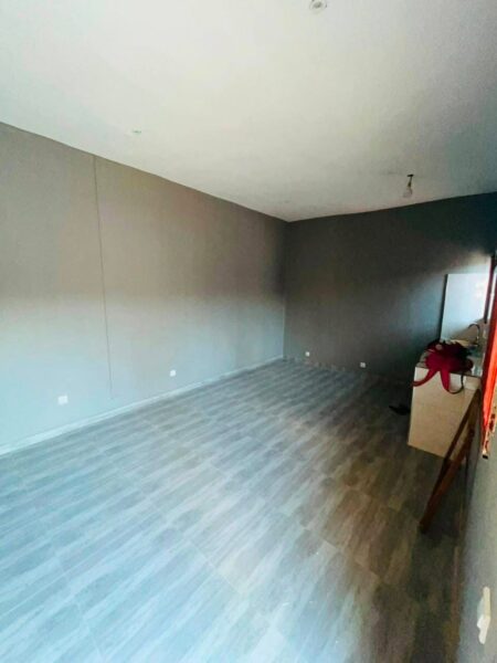 🏡 PARA ARRENDAR ✨ EXCELENTE CASA TIPO 1 PLACA COM TUDO DENTRO EM CONDOMÍNIO 📍 Localização: Zimpeto – 5 min da paragem Fim da Rede DETALHES: 🛏️ 1 Quarto 🛋️ Sala espaçosa 🏠 Open Space 🚿 WC interna limpa 🌳 Quintal pavimentado com pavê 💧 Furo de águ