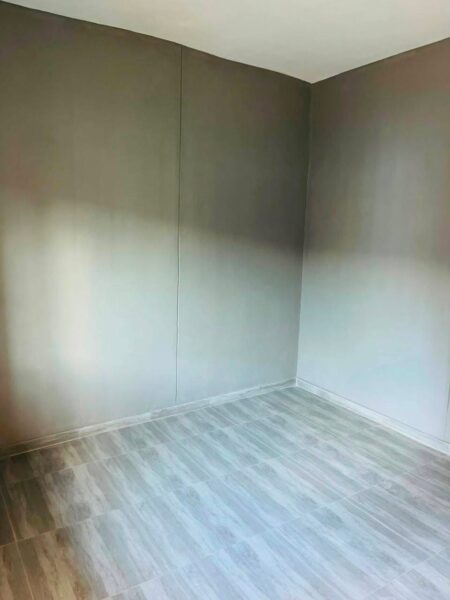 🏡 PARA ARRENDAR ✨ EXCELENTE CASA TIPO 1 PLACA COM TUDO DENTRO EM CONDOMÍNIO 📍 Localização: Zimpeto – 5 min da paragem Fim da Rede DETALHES: 🛏️ 1 Quarto 🛋️ Sala espaçosa 🏠 Open Space 🚿 WC interna limpa 🌳 Quintal pavimentado com pavê 💧 Furo de águ
