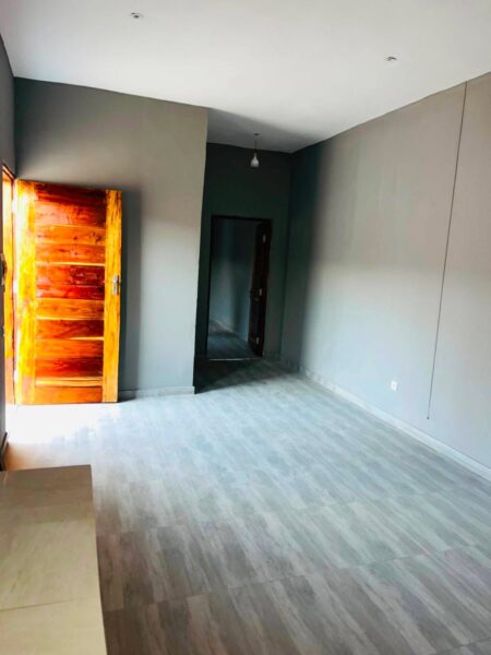 🏡 PARA ARRENDAR ✨ EXCELENTE CASA TIPO 1 PLACA COM TUDO DENTRO EM CONDOMÍNIO 📍 Localização: Zimpeto – 5 min da paragem Fim da Rede DETALHES: 🛏️ 1 Quarto 🛋️ Sala espaçosa 🏠 Open Space 🚿 WC interna limpa 🌳 Quintal pavimentado com pavê 💧 Furo de águ
