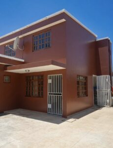 Vende-se moradia duplex T3 nas Mahotas há 1 minuto da estrada, perto da paragem Macael.