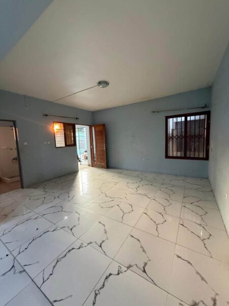 ARRENDA-SE EXCELENTE TIPO-1 NUM CONDOMÍNIO DE 4 CASAS.