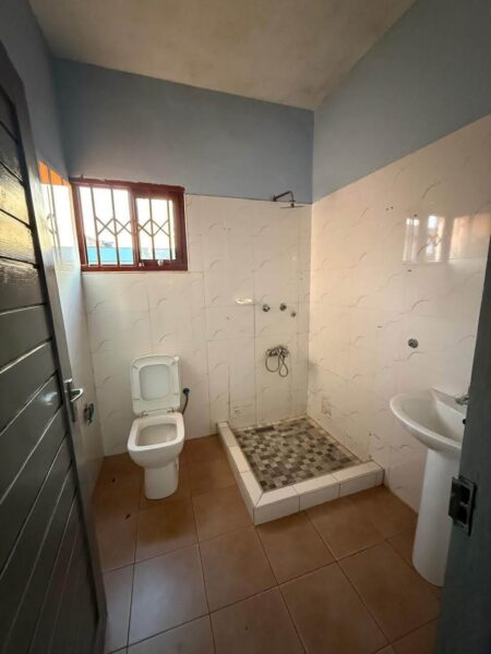 ARRENDA-SE EXCELENTE TIPO-1 NUM CONDOMÍNIO DE 4 CASAS.